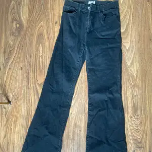 Säljer dessa svarta bootcut jeans från Lindex. Storlek 40 men dom är lite små i storleken och skulle nog passa som 38 också. Använda men i bra skick och inga defekter. Köpte för 699kr säljer för 199kr