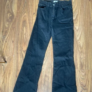 Svarta Lindex Jeans - Säljer dessa svarta bootcut jeans från Lindex. Storlek 40 men dom är lite små i storleken och skulle nog passa som 38 också. Använda men i bra skick och inga defekter. Köpte för 699kr säljer för 150kr