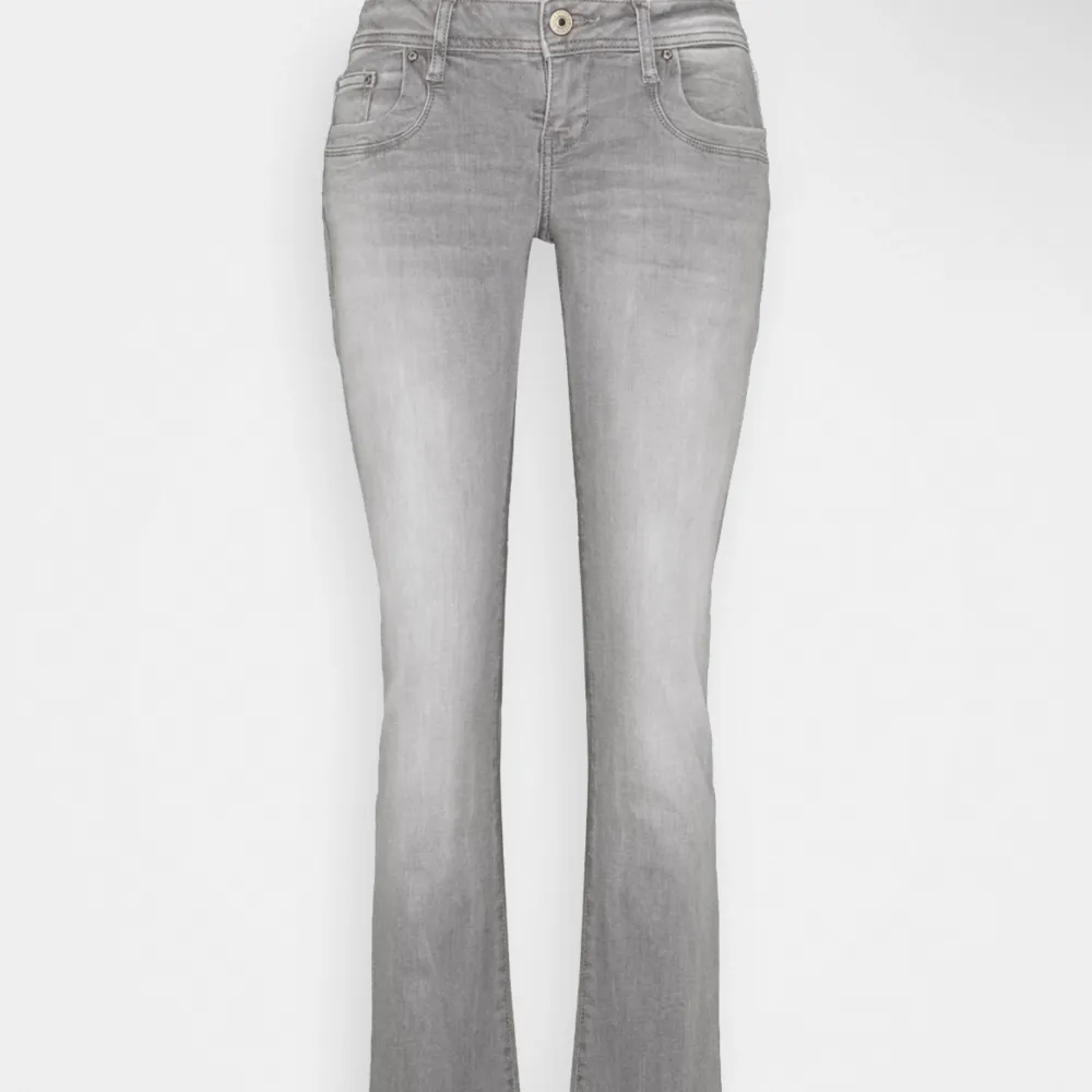 Säljer ett par oanvända gråa ltb jeans🤍 strl 30/34 sitter perfekt i längden på mig som är 178💕💕💖💖slutsålda i nästan alla storlekar. Nypris 800. Jeans & Byxor.