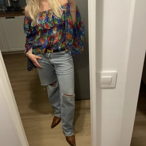 Levis jeans - Säljer mina coola low waisted Levis jeans. Slitna på båda knäna. Storlek M-L. 💕