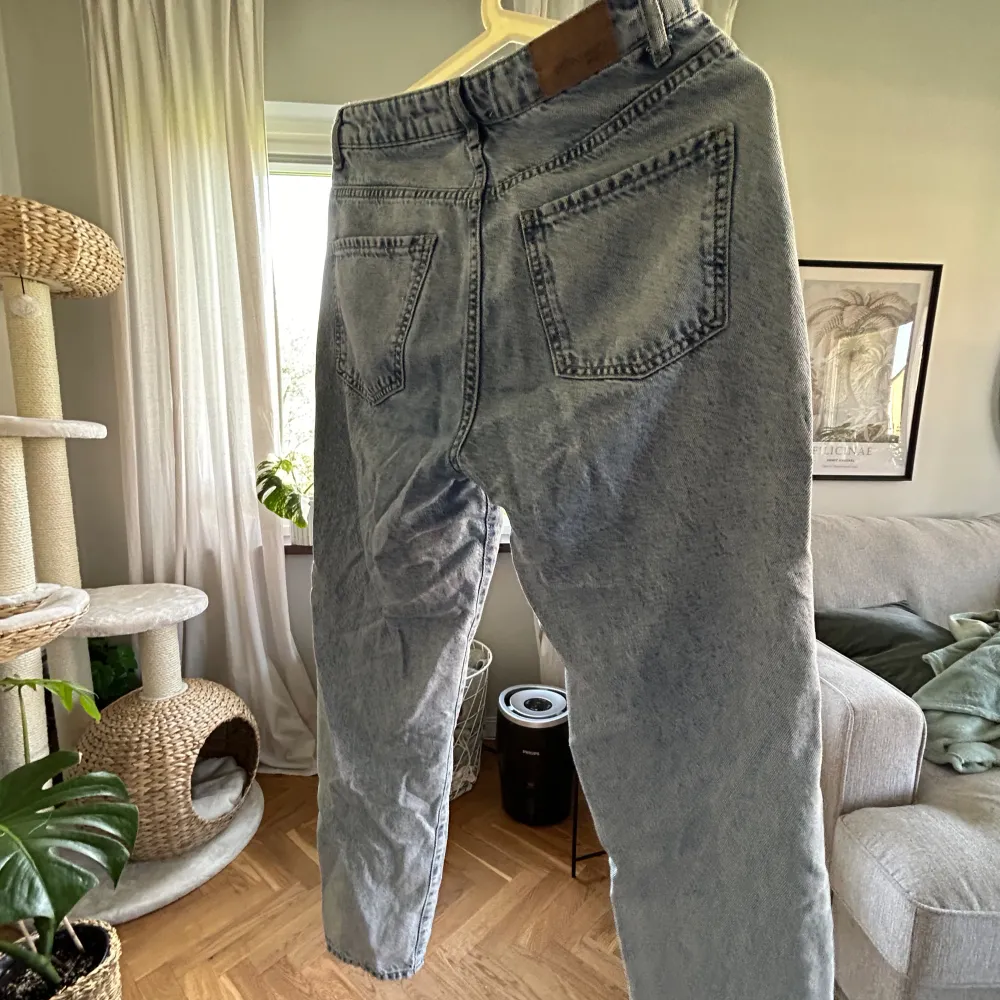 Jeans från Gina i storlek 36. Ett par slappare jeans som sitter jätteskönt! Fin form utan att sitta för tajt. Lite kortare i benen och mellanväg midja. Ett par perfekta Gina jeans helt enkelt! . Jeans & Byxor.