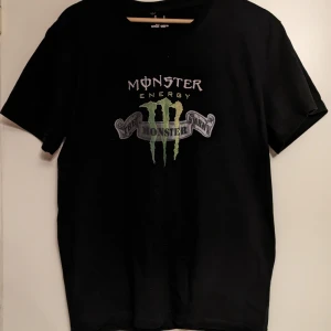 Monster Energy t-shirt  - Köptes second hand men bra skick. Är mer som en M än L Pris kan alltid diskuteras 