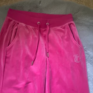 Rosa juicy  - Köpta förra sommaren men aldrig använda, bara testade det är juicy med text på rumpan och dom är upp sydda så dom är Xs i längden, men går o ta bort stygnen så det blir S, köpta för 1,200