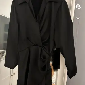 Fin svart kostym/fin klänning ifrån zara. Säljer då den inte används. Lapp finns kvar. 