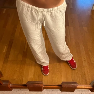 lågmidjade vita linnebyxor  - säljer dessa supersnygga linnebyxorna som inte är genomskinliga och som är lågmidjade 💕är lite lite för korta för mig som är 169💕nyskick 