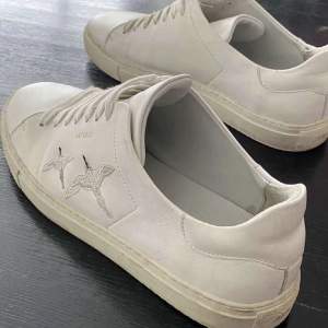 Storlek 45. Arigato skor köpta frpn arigatos hemsida, box och tillbehör medföljer.