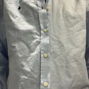 Hej! Jag säljer min ljusblåa Morris skjorta pga att den är för stor för mig skjortan är helt oanvänd med inga defekter.