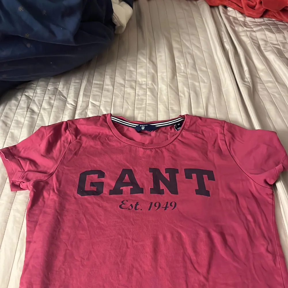Gant tröja, storlek xs, bra skick bara lite skrynklig fast kan stryka den . T-shirts.