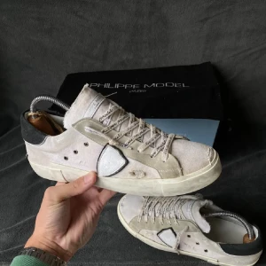 Philippe Model skor - Philippe Model skor, skick 8/10. (Slitningar är en del av designen) storlek 42 men passar 43. Kan sänka pris vid snabb affär. Kommer med låda 