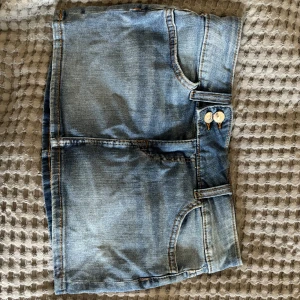 Jeans kjol - Nyskick, använd två gånger. Säljer för den är för liten. 