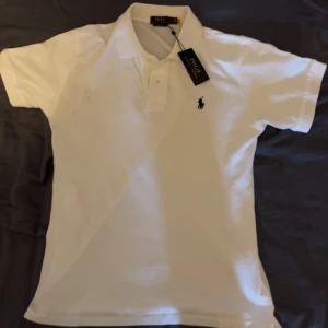 Ralph lauren pike - Säljer min Ralph lauren pike då den inte passade. Färg:Vit  Nypris:Ca 1300 Mitt pris:550 Det är bara att höra av sig om ni har några frågor eller funderingar!