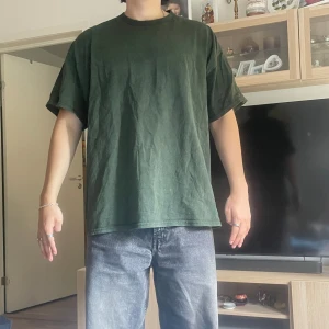 T-shirt - T-shirt från boohoo man men tryck på ryggen. Oversized 