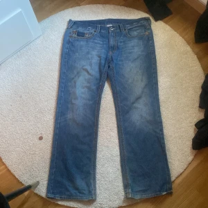 Fye broderi trues 🤑 - Riktigt baggy trues med broderi som inte säljs längre @@ perfect if u wanna make art 🖤 Hmu för frågor and such 😺