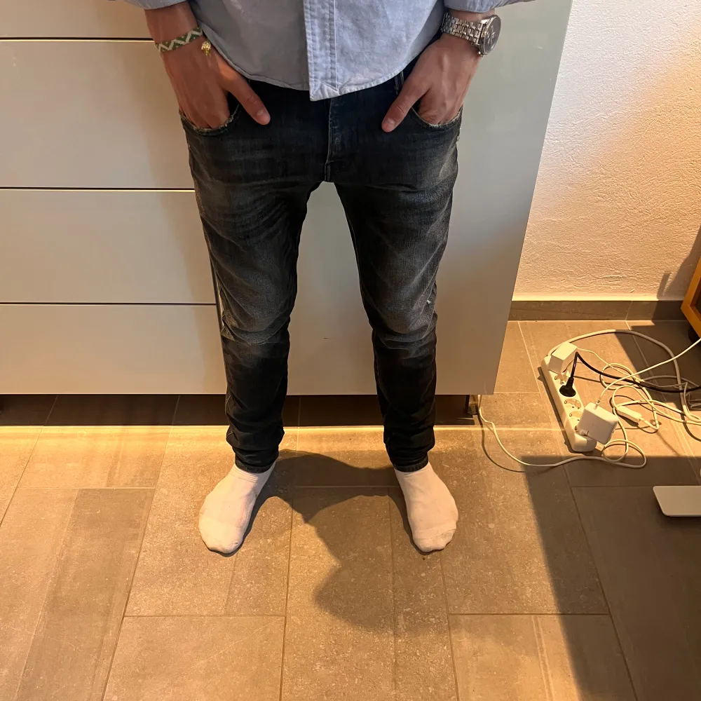 Tjena säljer dessa svin schyssta replay jeans med skön slitning vid knät. Nypris 1800kr mitt pris endast 699kr modell ANBASS! . Jeans & Byxor.