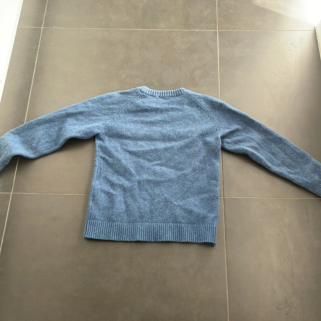 Blå stickad tröja - 90