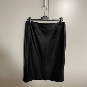 Ny skinnimitation kjol L - Ny skinnimitation kjol L •Zara kjol i skinnimitation •Storlek L(det står XL men motsvarar till en L) •Aldrig använd 🚫Djurfritt och rökfritt hem 📍Kan mötes upp i Mölnlycke centrum 📬Kan skickas mot fraktkostnad 