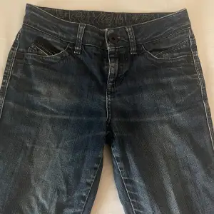 Supersnygga bootcut jeans med coola fickor från Esprit!