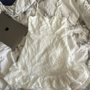 Klänning - Helt ny vit jättesöt klänning, köpte förra sommarn från shein, lappen sitter även kvar❤️ passar fint till skolavslutning/midsommar, pris går att diskutera❤️