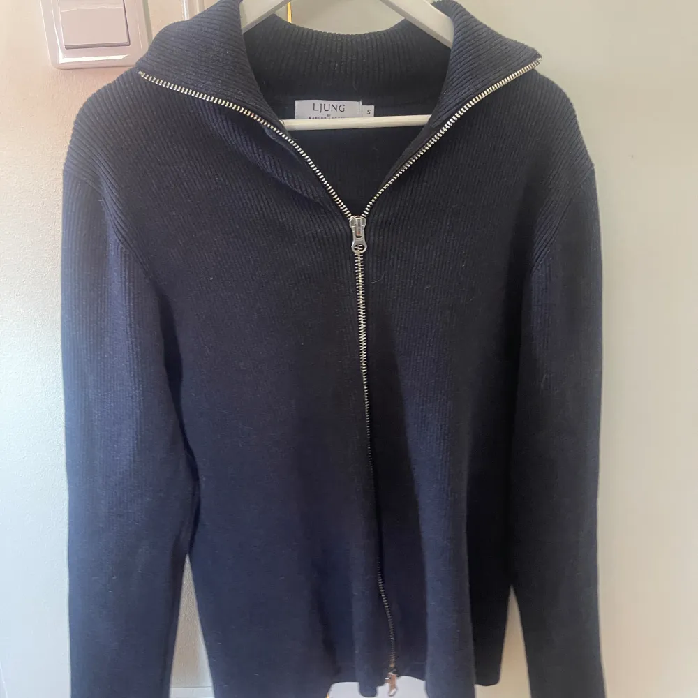 Hej säljer nu mina fina Grisch stil tröjor för ett billigt pris Grå Gant:300 Ralph Lauren skjorta: 350 Ljung zip:500 Beige Gant:200 Hm tröja:150. Hoodies.