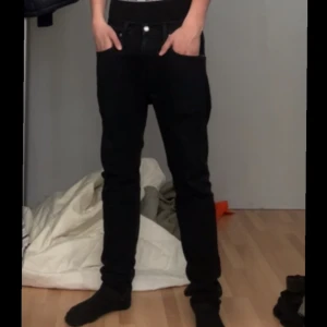 Levis jeans 512 - Hej säljer dessa riktigt sköna Levis jeans pga att dom inte kommer till användning så mycket längre. Väldigt bra skick köpta på hede fashion outlet för ca 6 månader sen Modellen är 512. Tveka inte på att höra av dig om du undrar något