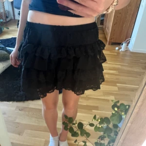 Svart volang kjol - Jätte söt volang kjol från shein. Passar perfekt till sommaren❤️ kom privat för fler frågor eller bilder
