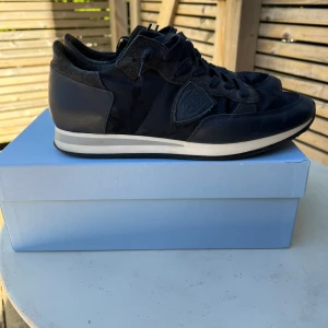 Philippe Model skor - Storlek 42  Passar även 43 Jätte bra skick 9/10  Knappt använda är som nya