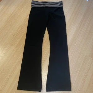 Victoria’s secret yogapants  - Säljer dessa yogapants från Victoria’s secret! Bootcut! Storlek S! Hela o bra skick! Säljer för 650kr❤️