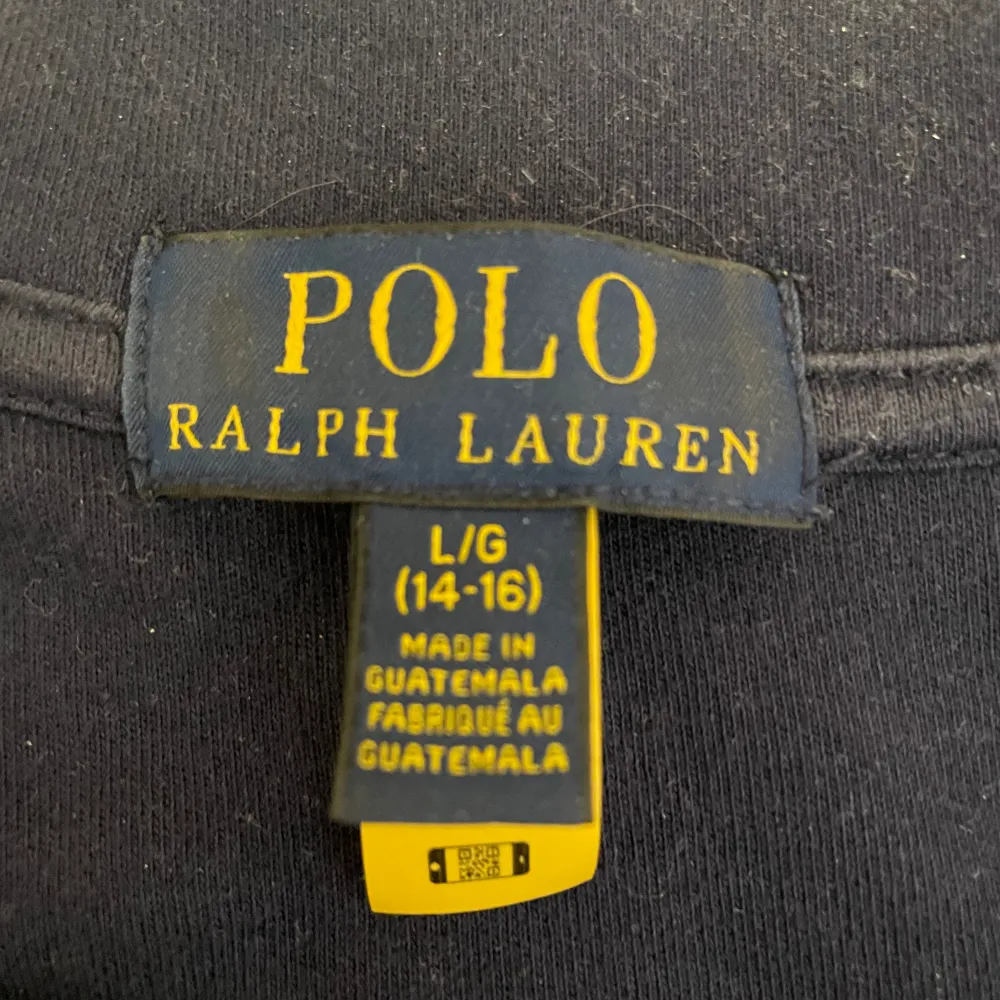 Polo Ralph louren half zip i bra skick och billigt pris Modellen är 175 cm lång Svarar och skickar snabbt. Hoodies.