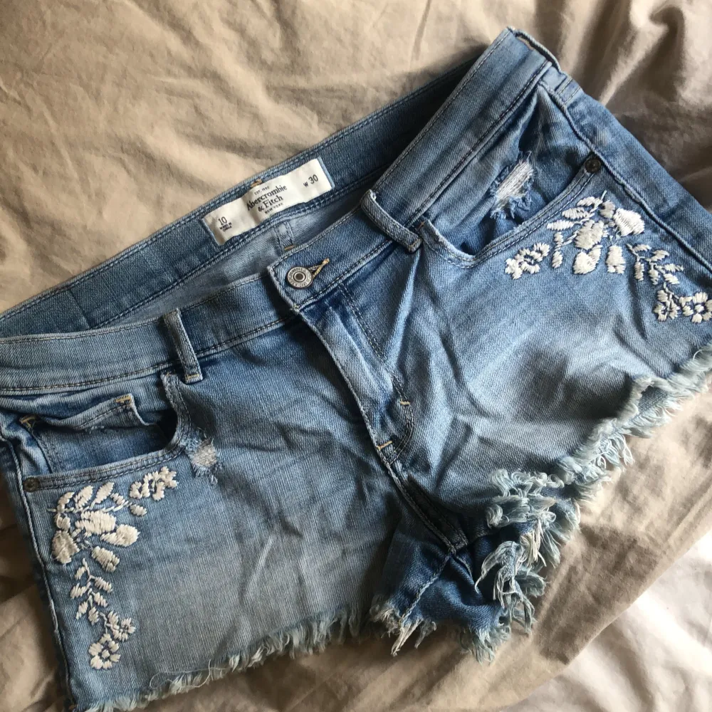 Säljer dessa skit snygga låg midjade jeansshortsen från Abercrombie & Fitch 💕Dom är i storlek W30 och i jätte bra skick inga defekter💕. Shorts.