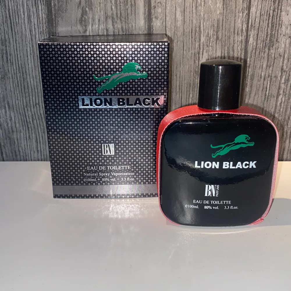 Lion Black parfym ca: 95ml kvar. Fräsch Eau de toilette parfym säljer då den inte kommer till användning, passar allt från de kalla till det varma dagarna på året. säljes för 90kr. Accessoarer.