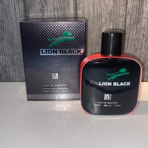 Lion Black parfym ca: 95ml kvar. Fräsch Eau de toilette parfym säljer då den inte kommer till användning, passar allt från de kalla till det varma dagarna på året. säljes för 90kr