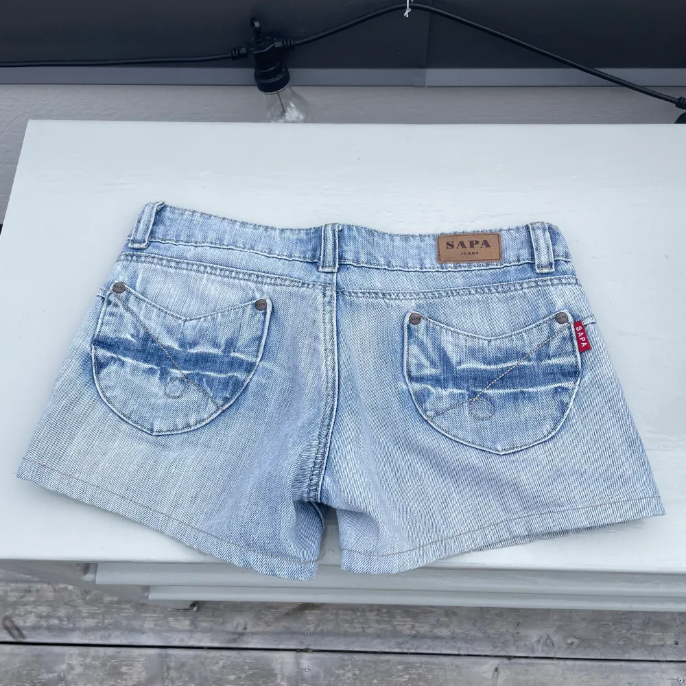 Vintage, jeansshorts med låg midja i en jättesnygg tvätt!! Unika o fina detaljer! Köpta på Vinted men tyvärr för små för mig som oftast har S i byxor💞💞. Shorts.