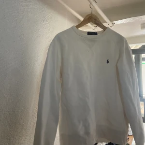 Ralph lauren crewneck - Fint skick använd några gånger säljs då den ej används  Storlek L passar större medium 
