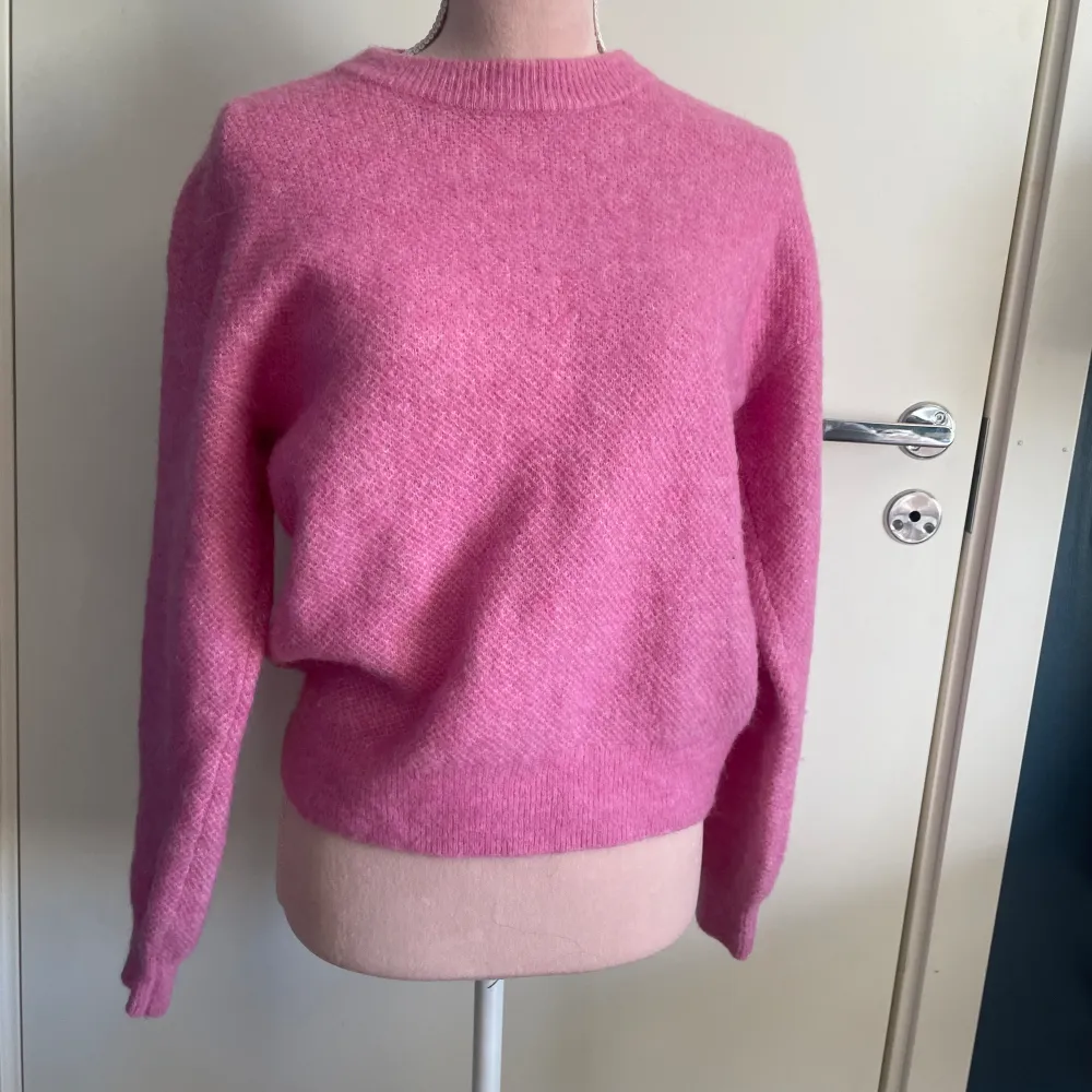 En fin stickad tröja från Lindex. Fin rosa färg nu till våren💕🌸☀️. Stickat.