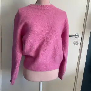 En fin stickad tröja från Lindex. Fin rosa färg nu till våren💕🌸☀️