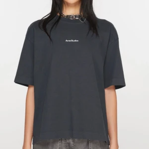 Acne studios t-shirt - Svart/grå acne studios logo t shirt. Använd men mycket kvar att ge! Xs men oversized.