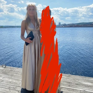 Balklänning - Balklänning, beställd från Portugal. Är en S/M men passar de flesta storlekar då man knyter banden själv. Man kan göra olika typer av knytningar, guide finns på nätet. Jag är 170 + klackskor. Använd en gång, inga märken eller sådan, ser helt ny ut.