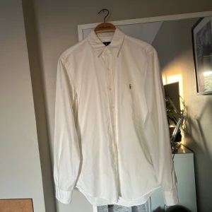Ralph lauren skjorta - Riktigt fin skjorta i storlek M Några små fläckar långt ner på ryggen Annars väldigt fint skick