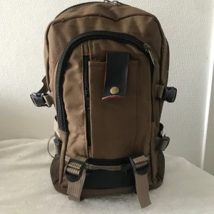 Trendig Ryggsäck i Duk - Mått 41.00*27.00*16.00 cm Helt ny  Finns grön , ljus brun färger kvar 