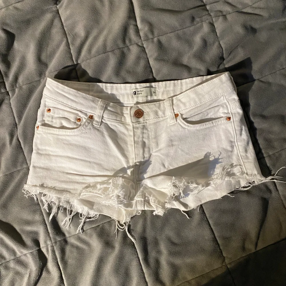 Vita shorts från Gina tricot. Säljer eftersom dom blivit för små för mig. Dom är storlek 34.  Bara skriva om du har några funderingar.💕. Shorts.