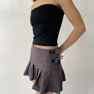 Minikjol - Jättesöt minikjol, köpt secondhand i paris  Fraktar från paris, köparen står för frakten 💕