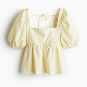 Gul blus - Superfin blus från hm som är helt slutsåld och ej går att få tag i längre💛Ny med alla lappar kvar