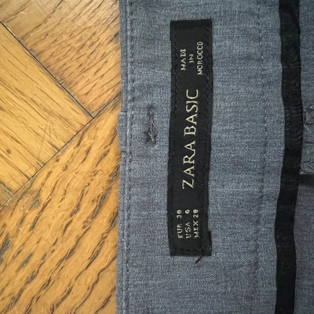 Jättefina lågmidjade kostymbyxor från Zara i grå färg 😍. Jeans & Byxor.