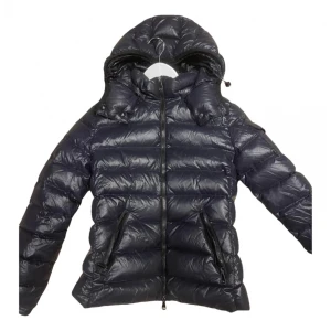 Moncler jacka - Moncler vinter jacka i fint skicka, köpt på Vestiaire och har genomgått en äkthetskontroll😊