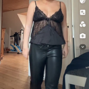 Topp new yorker  - Säljer denna fina spets topp från new yorker, endast använd på nyår ❤️‍🔥🍸