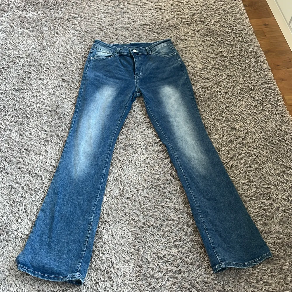 Säljer helt oanvända endast provade jeans då dom är väldigt långa för mig. Jag är 165cm lång. Lågmidjade. Super snygga och trendiga:) . Jeans & Byxor.