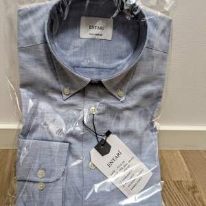 Ny, ljusblå John Henric-skjorta i denim med originaletiketter och -emballage. Storlek 40.  Nypris: 1000 kr  Notera att skjortan är märkt med varumärke 