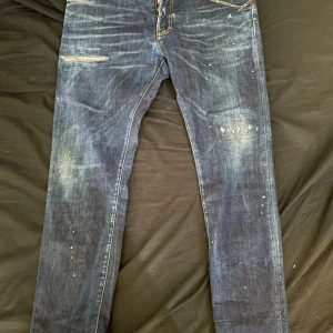 Dsquared2 ”Bob Marley Skater” jeans - Säljer mina dsquared2 jeans pga att de har blivit för små för mig. Stl: 52. Nyskick. Slim fit.  Köpta på Urban Modern på Väla, Helsingborg för 6 500kr. Vill ha runt 4 000kr för de, men priset är inte hugget i sten.  Kan mötas upp runt Helsingborg.