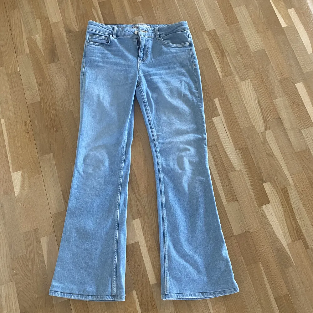 Ljusblå lågmidjade jeans, med bootcut. Jag är 162cm och de passar mig perfekt. De är använda ett fåtal gånger, som nya!. Jeans & Byxor.