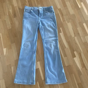 Lågmidjade jeans - Ljusblå lågmidjade jeans, med bootcut. Jag är 162cm och de passar mig perfekt. De är använda ett fåtal gånger, som nya!